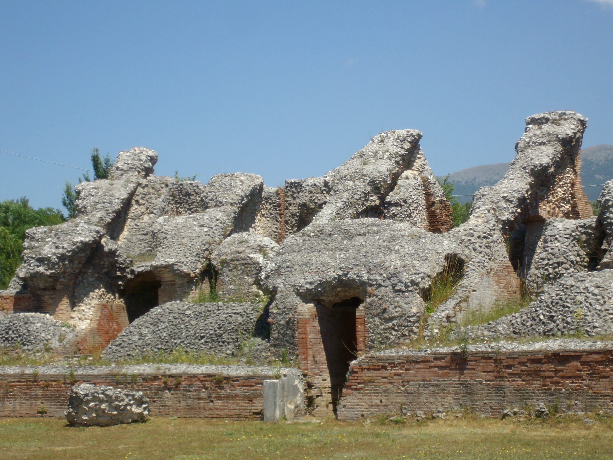 Borgo Di Fontecchio E Scavi Di Piano San Marco Wolftour Tour